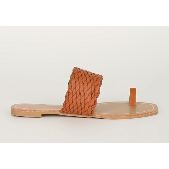 Cognac brown toe ring woven flat slip on sandals - Picture 3 of 7